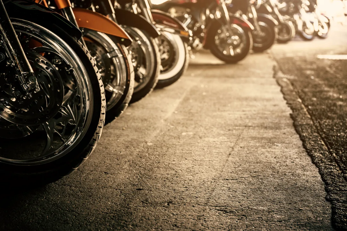 A row of motorcycles parked in a row.